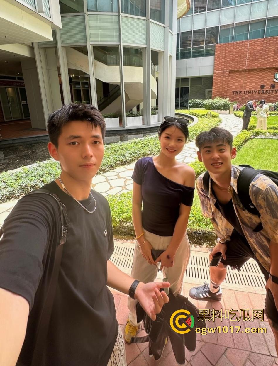 淫妻出轨单男大肉棒，绿帽老公秒变M竟帮单男口交，老婆黑丝换肉丝老公继续操，我看是这老公想出轨吧？-1