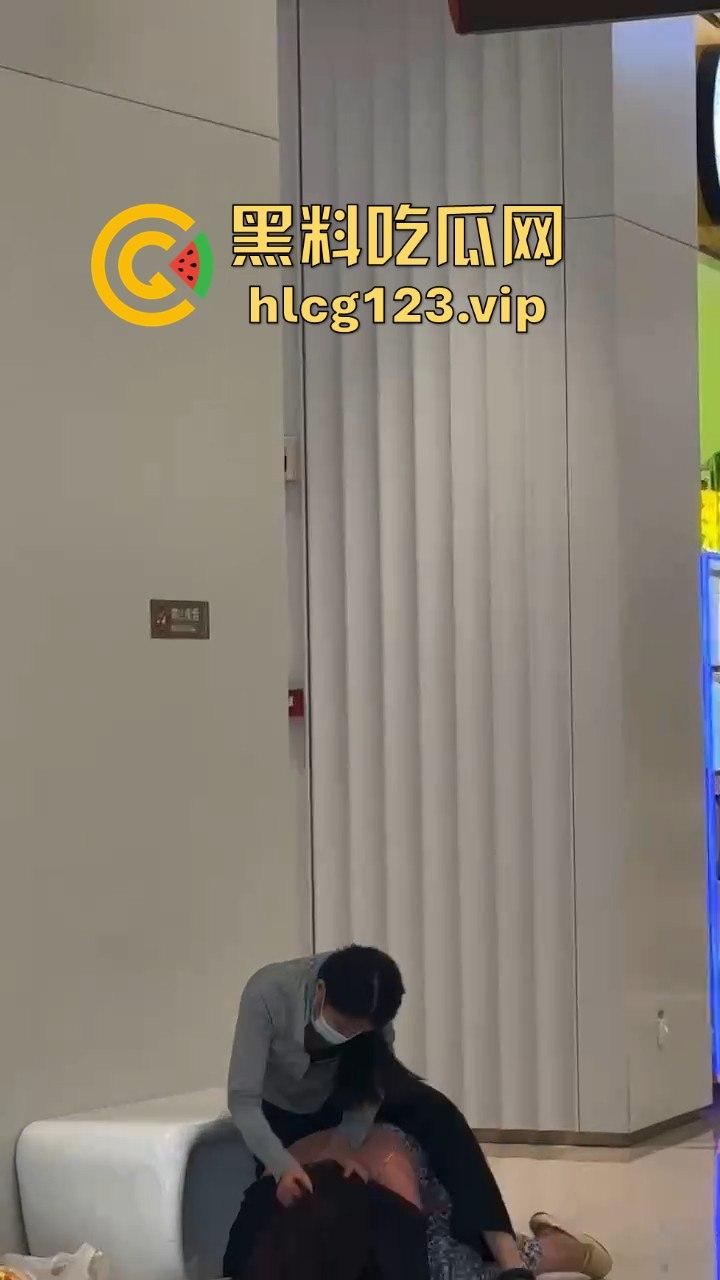 珠海街头惨烈抓小三！正妻怒揍小三十分钟，后背裸露惨叫救命，路人全程围观无人理！-4