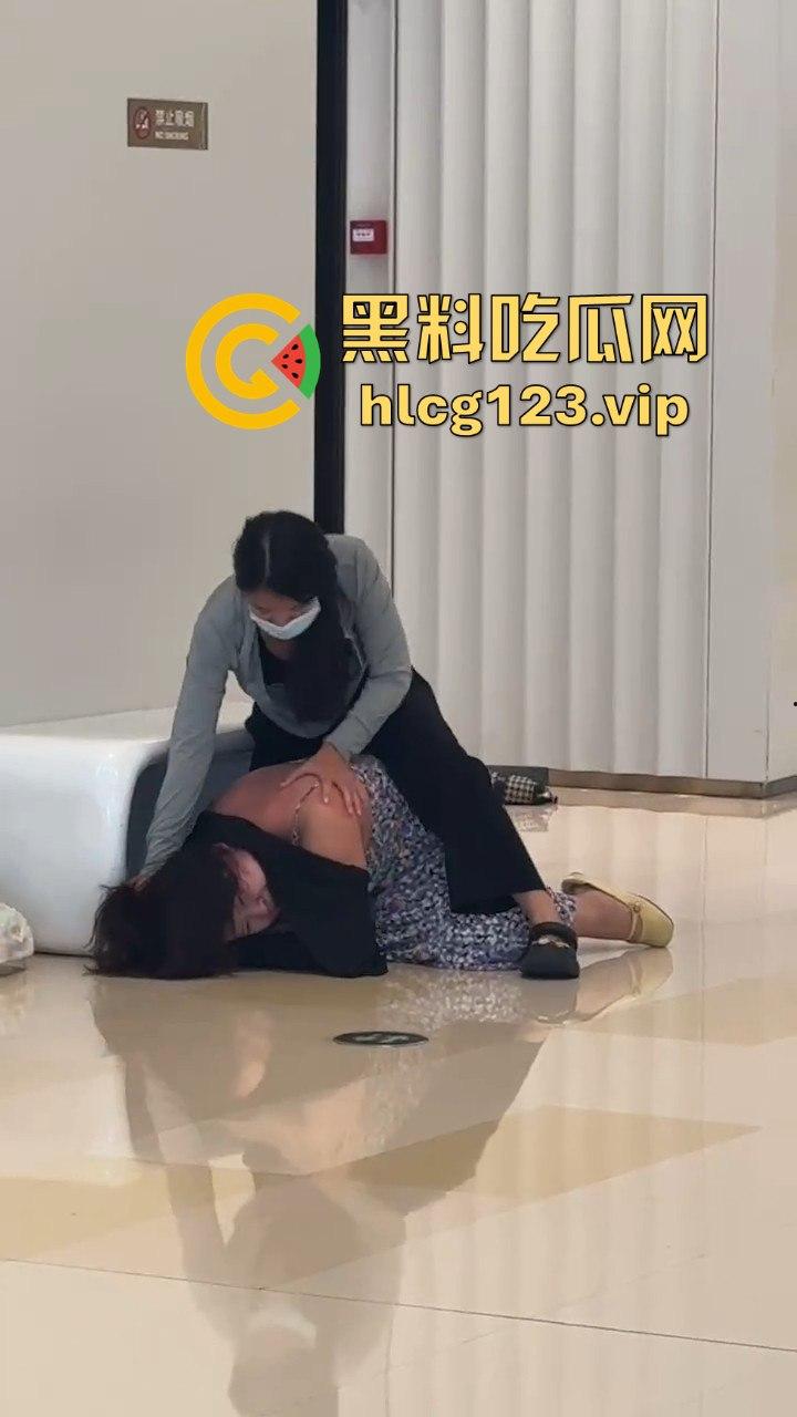 珠海街头惨烈抓小三！正妻怒揍小三十分钟，后背裸露惨叫救命，路人全程围观无人理！-6