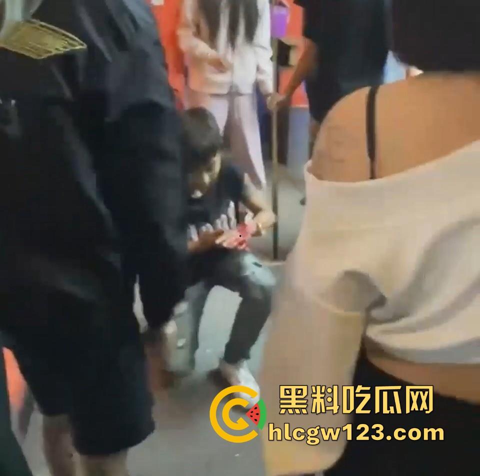 精神小伙台球厅打斗事件！暴怒持刀砍人 手掌惨遭斩成两半 现场血淋淋一片 场面极其血腥胆小勿入！-2