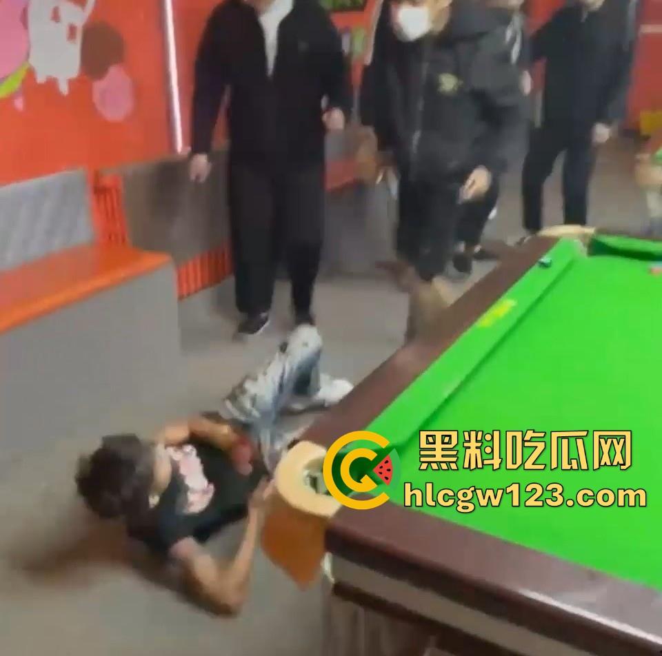 精神小伙台球厅打斗事件！暴怒持刀砍人 手掌惨遭斩成两半 现场血淋淋一片 场面极其血腥胆小勿入！-3