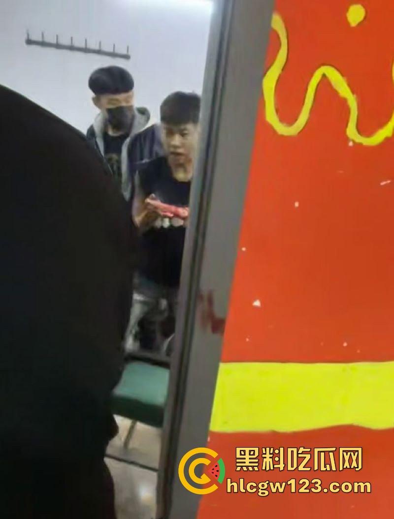 精神小伙台球厅打斗事件！暴怒持刀砍人 手掌惨遭斩成两半 现场血淋淋一片 场面极其血腥胆小勿入！-5