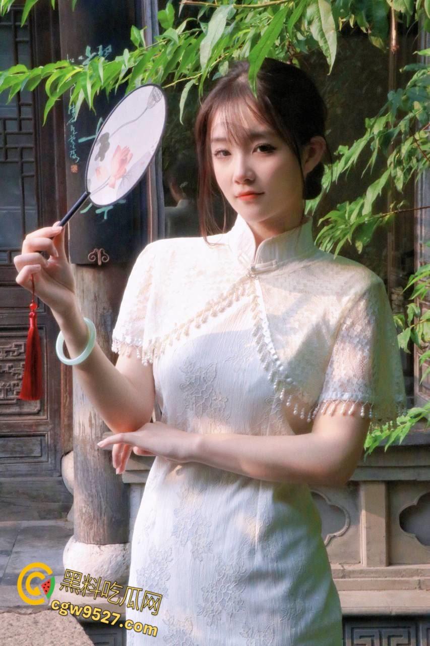 杭州清纯嫩妹【吴雨萌】，废物男友想上却硬不起来，细狗疲软只能脖子种草莓，好逼又被糟蹋了 !-1