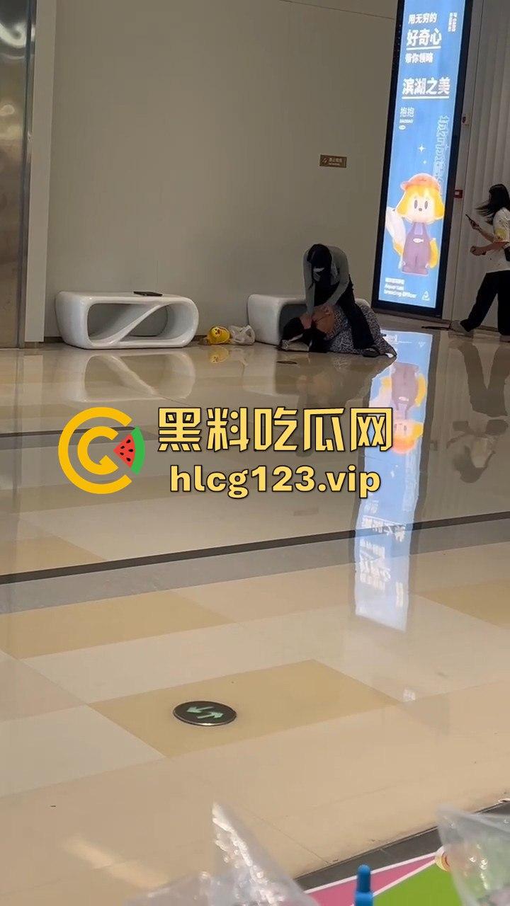 珠海街头惨烈抓小三！正妻怒揍小三十分钟，后背裸露惨叫救命，路人全程围观无人理！-11