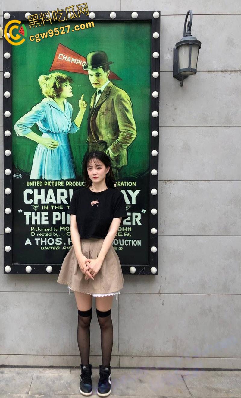 杭州清纯嫩妹【吴雨萌】，废物男友想上却硬不起来，细狗疲软只能脖子种草莓，好逼又被糟蹋了 !-4