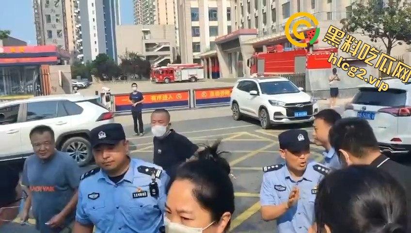 青岛李沧区圣德心脑血管医院迁建引发抗议,家长怒骂警察直接被捕!-4