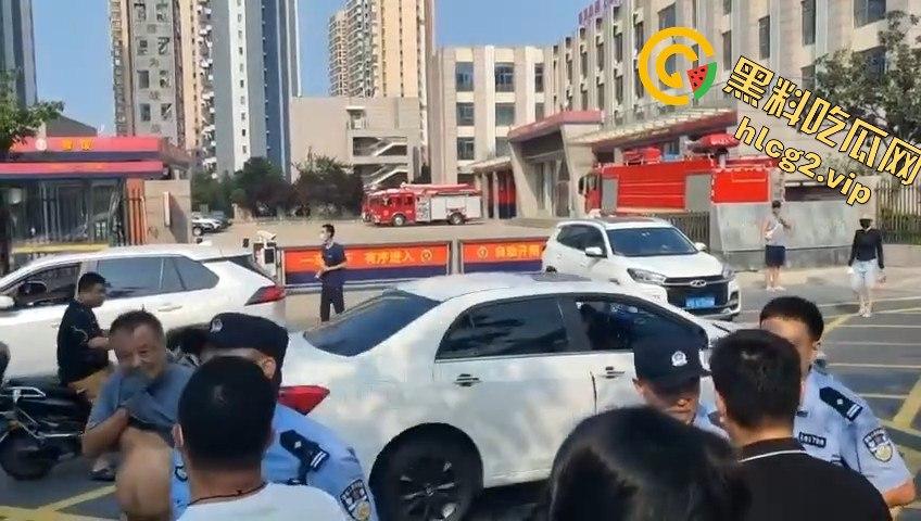 青岛李沧区圣德心脑血管医院迁建引发抗议,家长怒骂警察直接被捕!-5