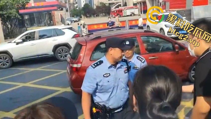 青岛李沧区圣德心脑血管医院迁建引发抗议,家长怒骂警察直接被捕!-7