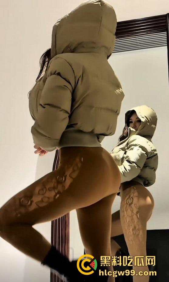 抖音【健身小猫】又出猛料，蜜桃臀绝对天花板，丰满巨乳撑满屏幕，骚货身材男人看了想不沦陷都难！-6