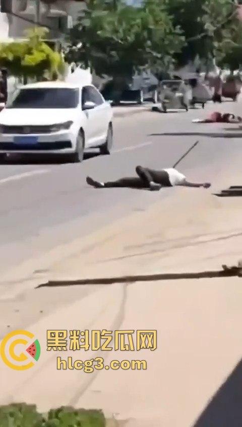 老年白起大街上互砍，镰刀攻击的场面令人震惊！梦回宇将军-3