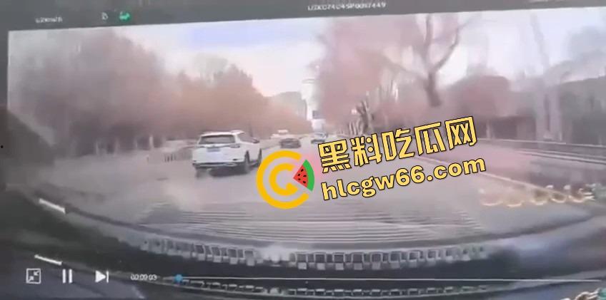 沈阳飞天井盖一般人整不了，开个车都能被井盖空降暴击，谁能想到开车开出个天降铁饼？-6