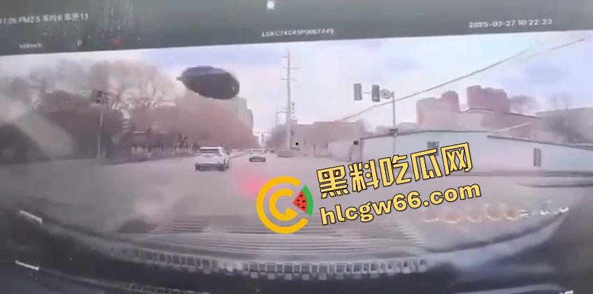 沈阳飞天井盖一般人整不了，开个车都能被井盖空降暴击，谁能想到开车开出个天降铁饼？-9