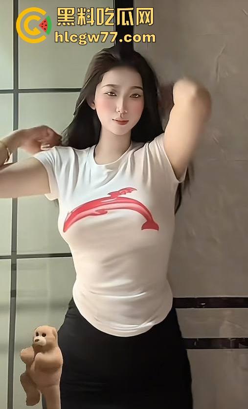 抖音擦边网红【小也很辣】与金主啪啪调教视频最新流出，顶级巨乳大战金主巨屌 身材没得说直呼受不了！-2