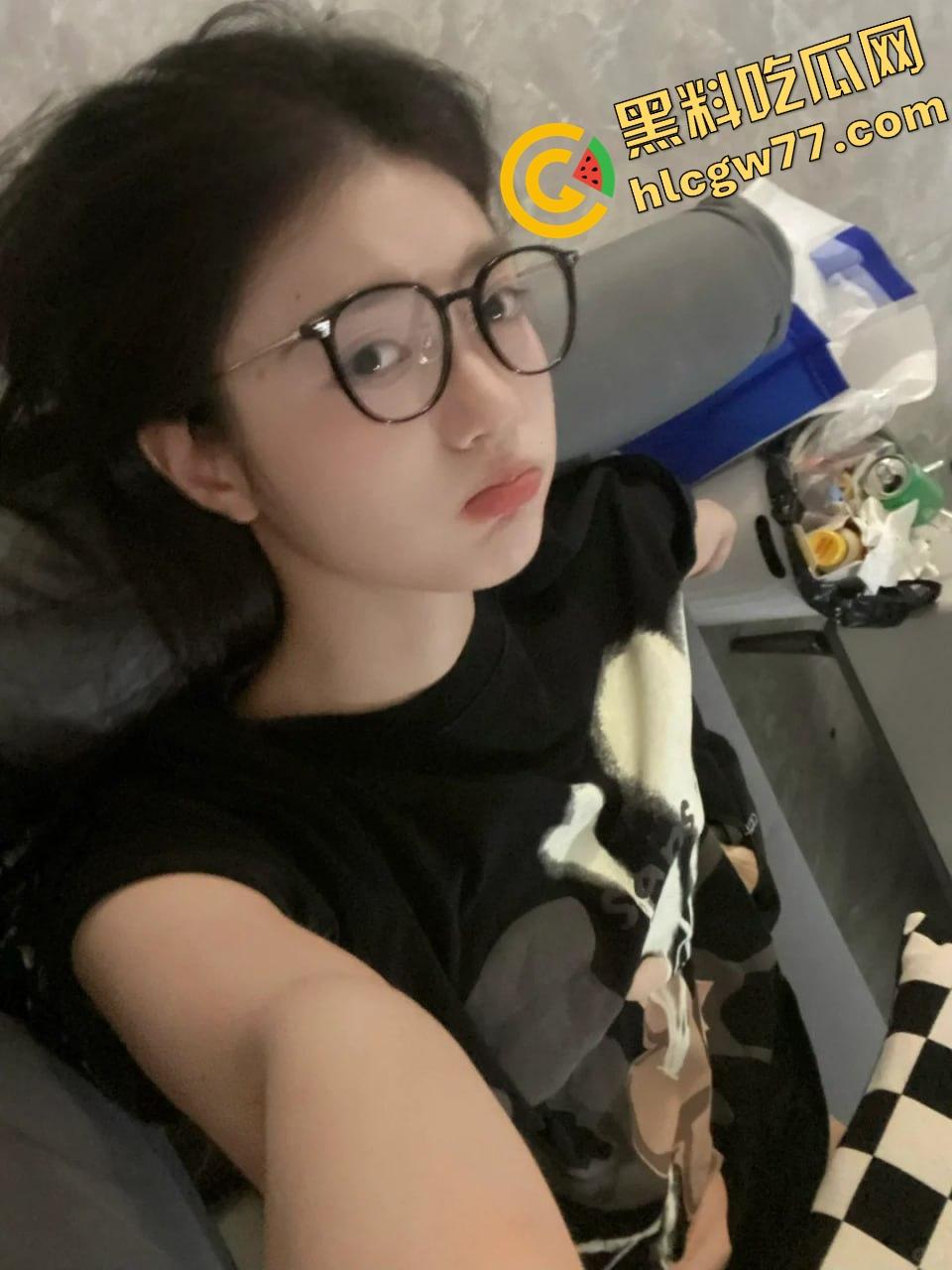 唐山邻居眼镜小妹『黎蒨』私拍曝光，被隔壁猥琐老王假借送礼为由，拉到厕所强制深喉打脸！-4