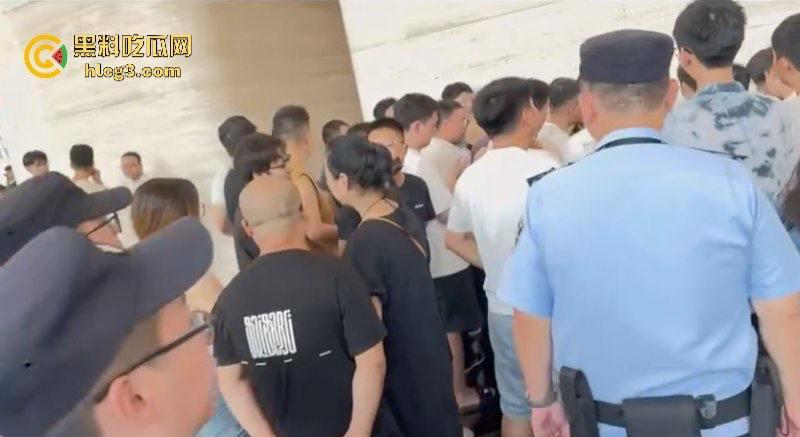 权没维上 还交了20块停车费?极氪背后的生存之战 极氪车主彻底破防 老车主拉横幅维权-6