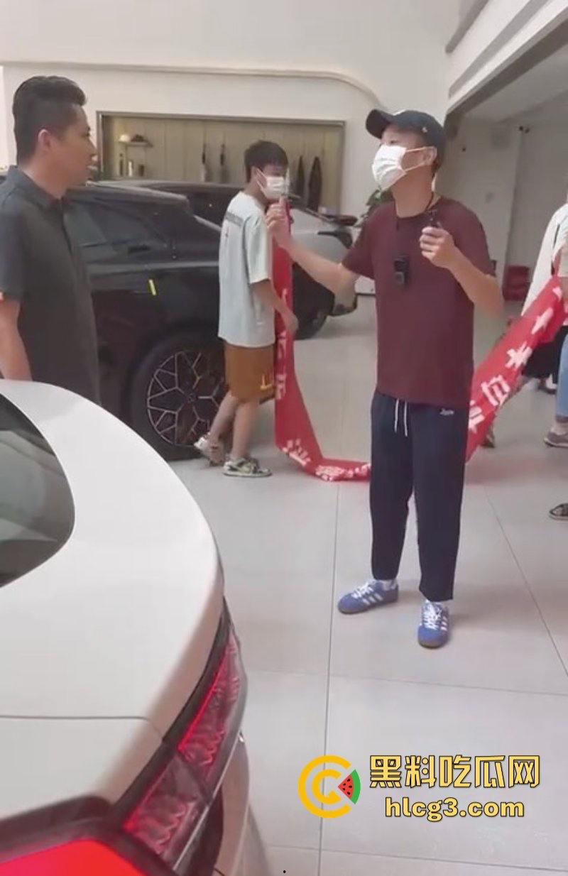 权没维上 还交了20块停车费?极氪背后的生存之战 极氪车主彻底破防 老车主拉横幅维权-10