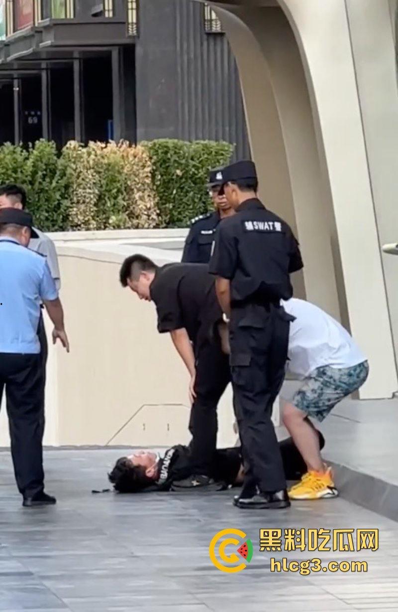 权没维上 还交了20块停车费?极氪背后的生存之战 极氪车主彻底破防 老车主拉横幅维权-11