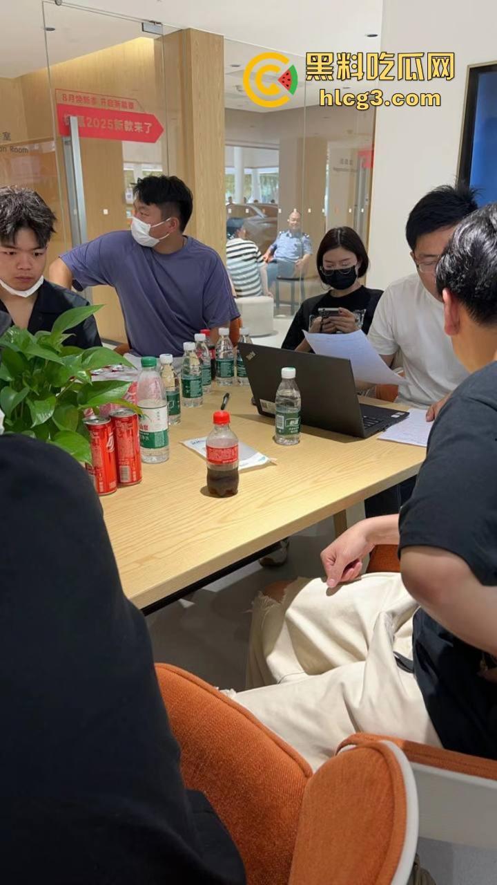 权没维上 还交了20块停车费?极氪背后的生存之战 极氪车主彻底破防 老车主拉横幅维权-12