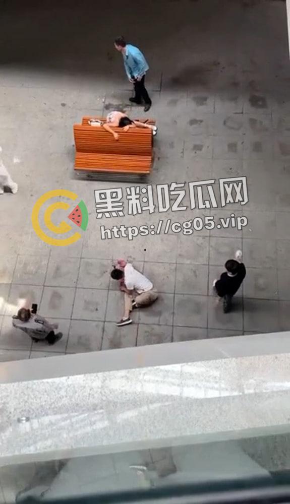 湖南25岁男网聊初中生并与其开房 被女孩父母抓到差点打死 被警擦组织 现场血腥画面曝光-4