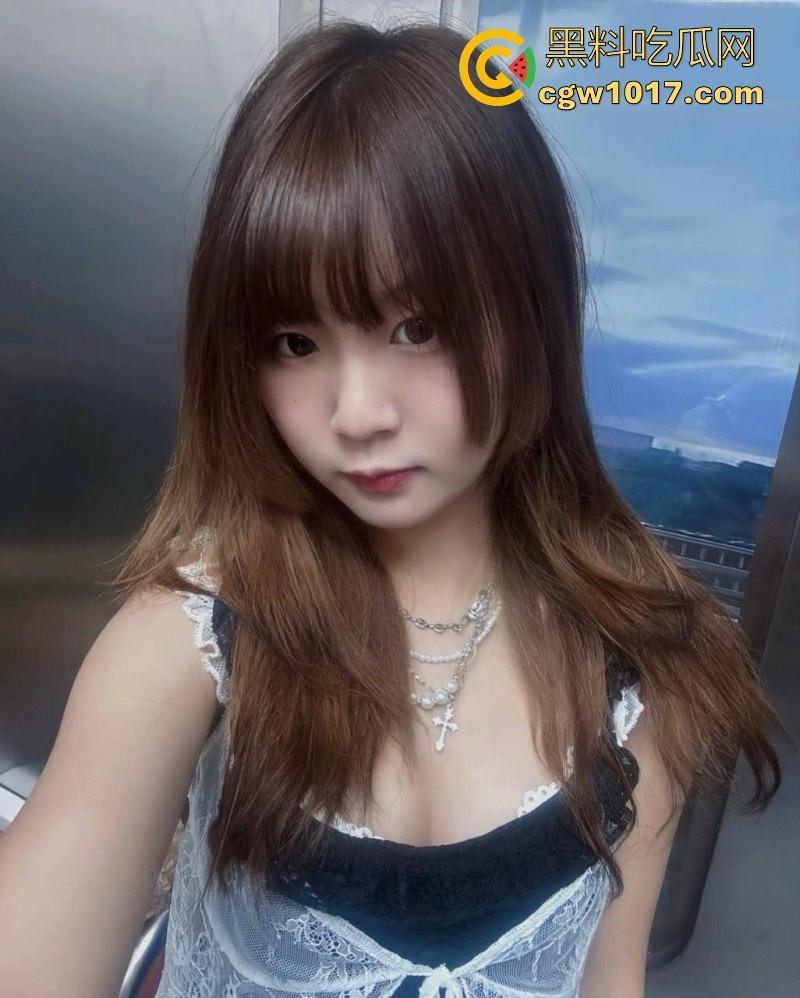 成都大学微胖小学妹【邓嘉义】做爱视频泄漏，露脸口交深喉舔屌，男友无套猛干高潮颜射！-1