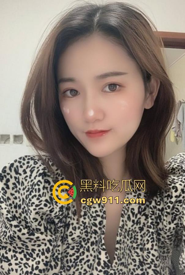 积目约出来的四川骚货【徐蕾】极品骚货，身材火辣，丝足交口交吞精，道具插逼猛操骚穴，淫荡得让人血脉喷张！-3