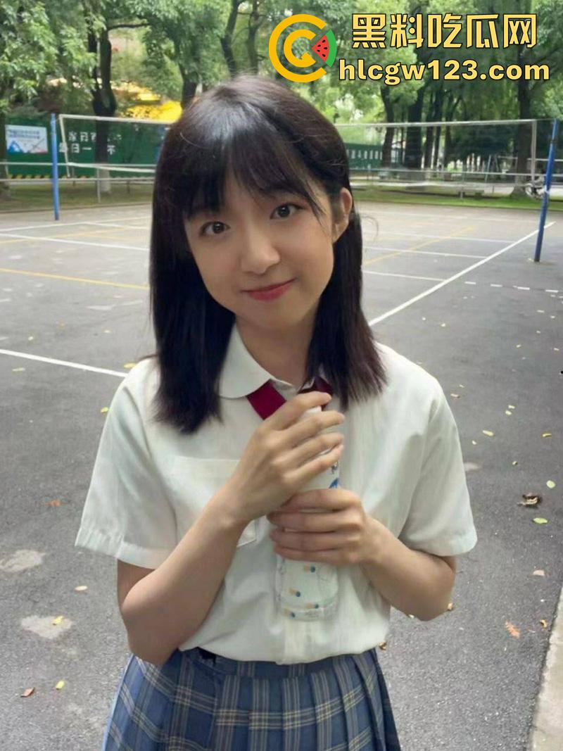 河南清纯嫩妹【陈欣彤】,贫乳反差JK学生妹,肌肤白嫩口活一流,和大叔酒店约炮视频流出!-3