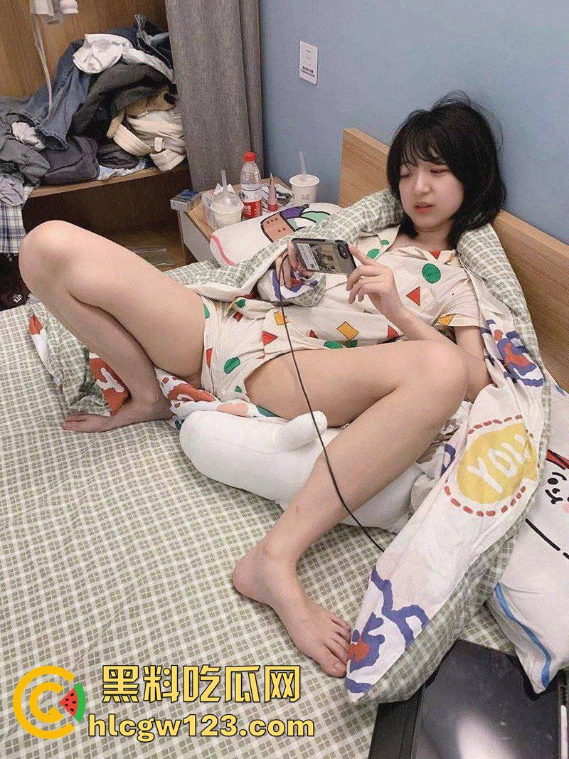 河南清纯嫩妹【陈欣彤】,贫乳反差JK学生妹,肌肤白嫩口活一流,和大叔酒店约炮视频流出!-4