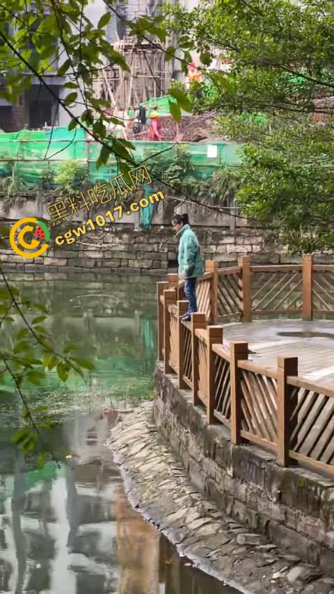 重庆湖边惊魂：绝望女子跳湖，勇敢路人生死救美，惊险拯救，揪心一刻，心跳加速，惊险刺激！-1