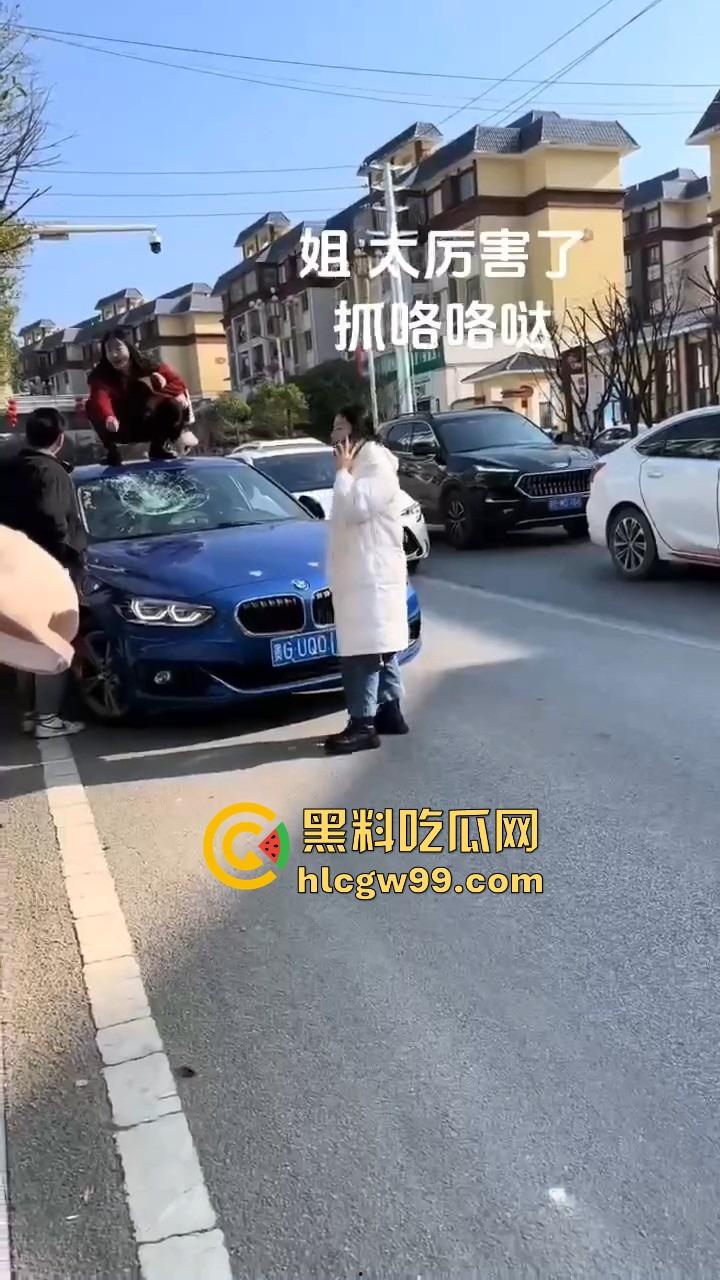 年度最贵抓奸现场,贵州紫云红衣女子怒砸宝马,原配没资格坐车?小三凭啥坐?直接砸烂让谁都别想坐!-1