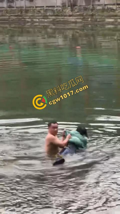 重庆湖边惊魂：绝望女子跳湖，勇敢路人生死救美，惊险拯救，揪心一刻，心跳加速，惊险刺激！-7