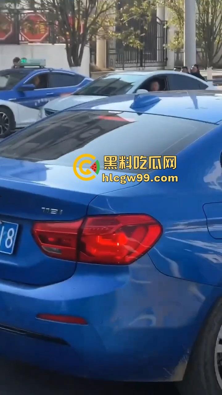 年度最贵抓奸现场,贵州紫云红衣女子怒砸宝马,原配没资格坐车?小三凭啥坐?直接砸烂让谁都别想坐!-10