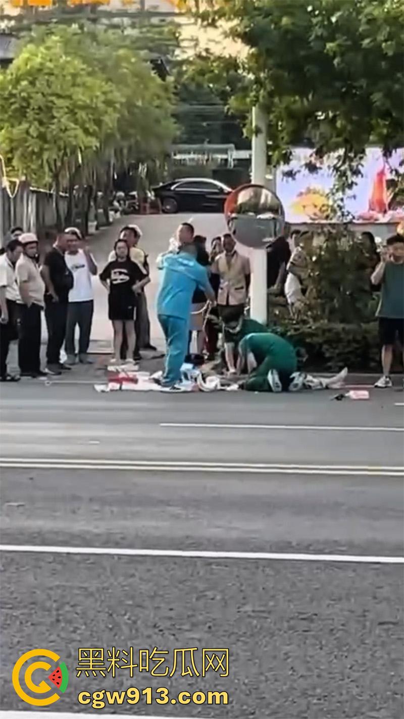 骑车扣逼送命真是爽死了！广东清远小仙女，骑车被后座精神小伙扣穴，结果爽过头出车祸，因未戴头盔当场死亡！-6