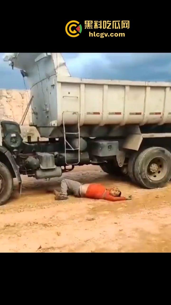 太惨了！因操作不当 巴西倒霉男子脑袋被挤爆  血腥现场视频曝光 胆小慎入-7