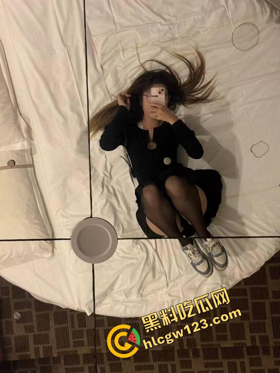 南宁财大【李婉】初恋脸装天使，床上脱衣比蟒蛇，奶像山臀像桶，又白又嫩又会叫的爆奶肥臀！-3