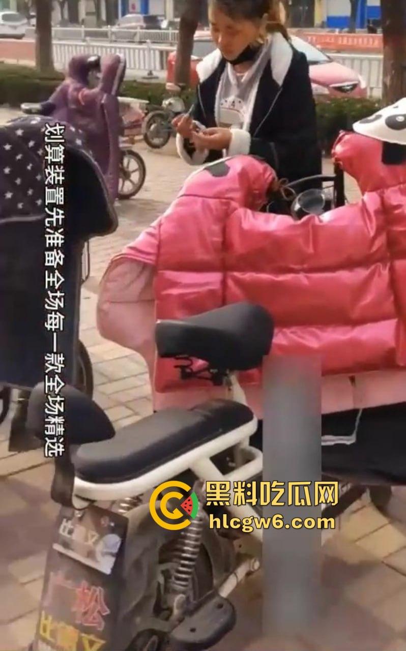 绝世老六骚出天际，躲厕所偷拍少妇方便还嘴贱嘲讽，你的逼黑得像烧焦的锅底，走夜路都能当手电筒了！-6