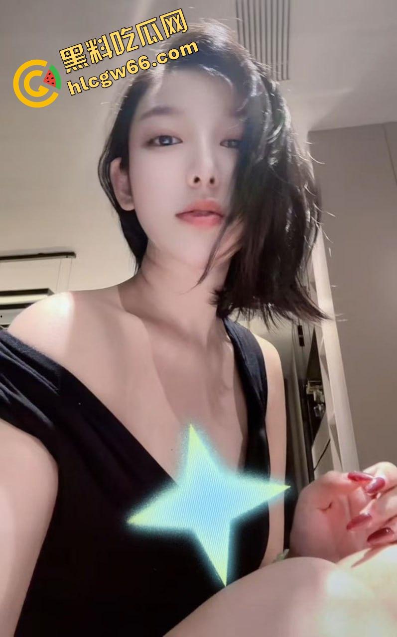 瓜友河南旅游顺路找了个伴游妹子，高铁还没到站就给口爆深喉，整节车厢都是她舔鸡巴的声音！-1