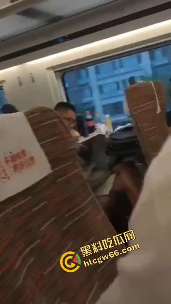 瓜友河南旅游顺路找了个伴游妹子，高铁还没到站就给口爆深喉，整节车厢都是她舔鸡巴的声音！-12