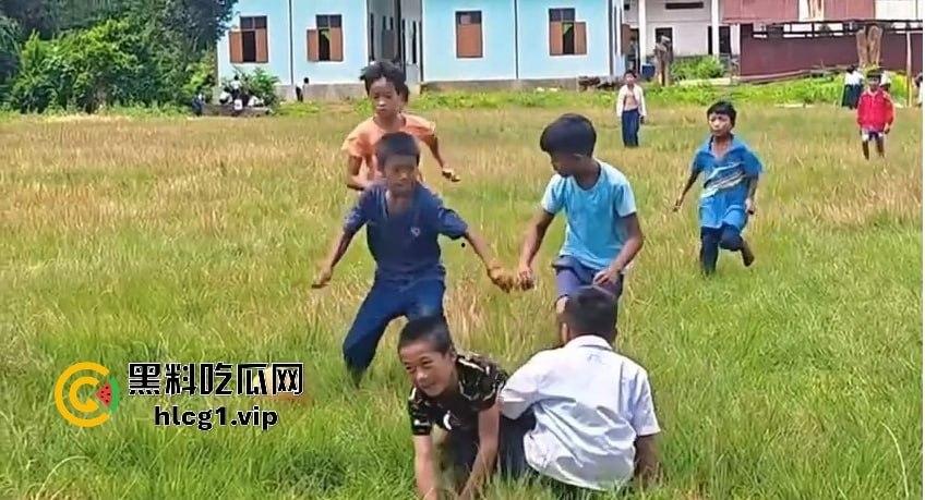 足球小子上演‘国足即视感’！场上到底是在踢球还是在踢人，有海参哥那味了！-6