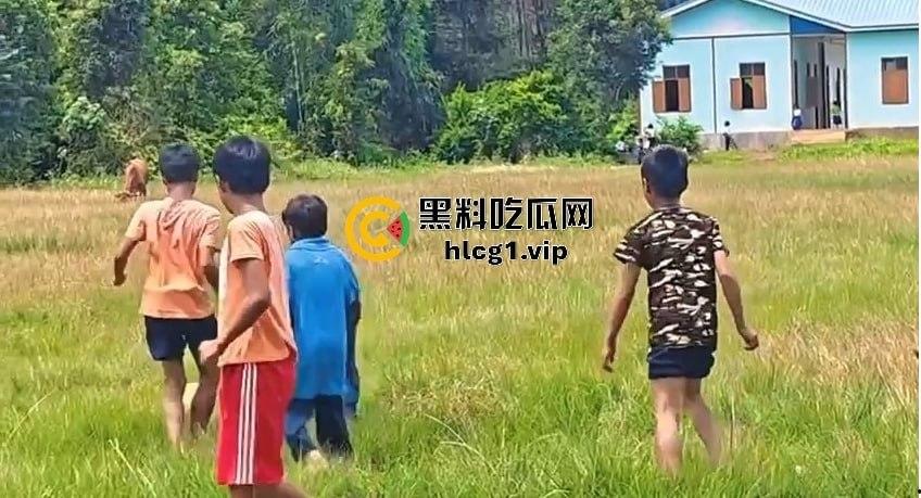 足球小子上演‘国足即视感’！场上到底是在踢球还是在踢人，有海参哥那味了！-9