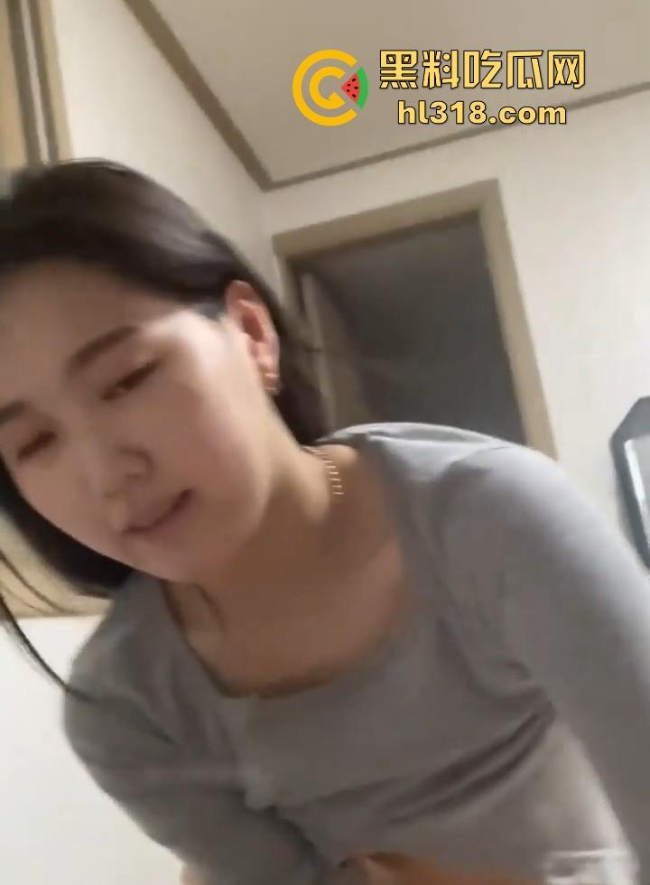 约炮爱笑的极品人妻，微胖身材反差熟女小，背着老公来偷情，一边吃鸡一边笑，太踏马淫荡了！-1