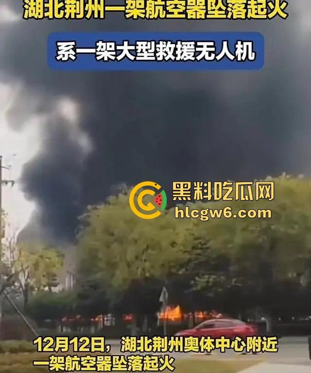 无人机大闹荆州奥体中心，飞行器自作主张冲向构筑物，伤者急救中 飞行员估计没上过航校？-11