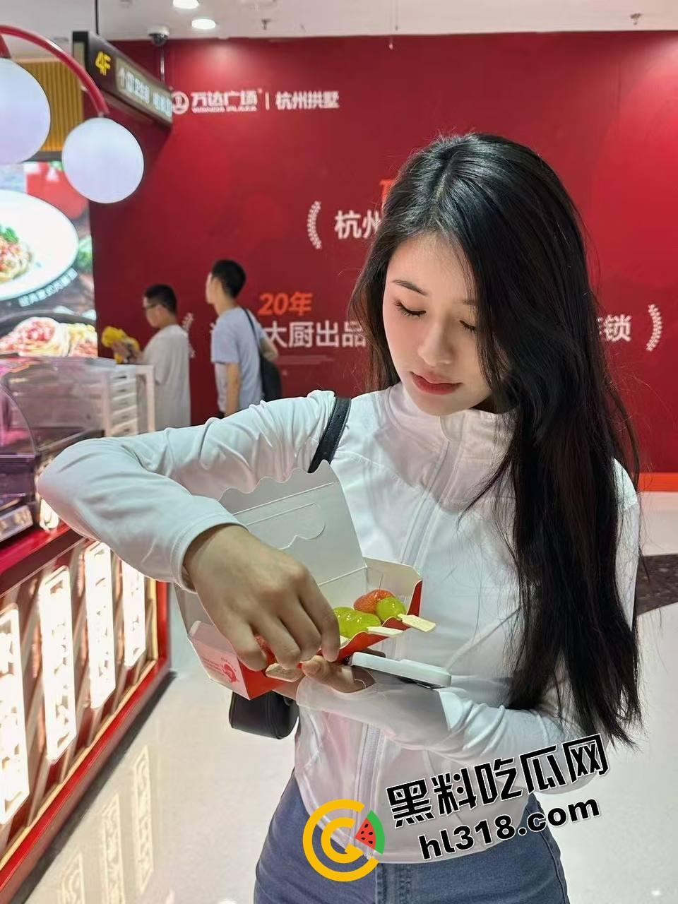 舔狗极限受虐，全裸当狗钻裤裆只为肏屄，双S女主一个御姐拿皮鞭一个JK妹子加油，操逼得先钻十圈！-1