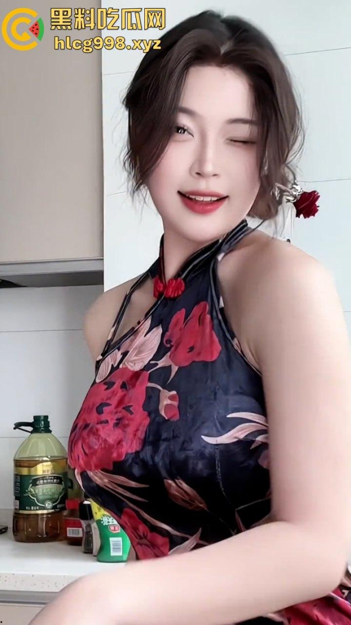 情趣内衣网红【杏子夫人】漫展大秀S型身材  被扒出高级鸡身份？-7