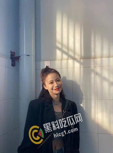 成都大学 高颜值极品学生张琪 被金主包养口爆 化身吞精小母狗 听这口水声真是刺激！-2