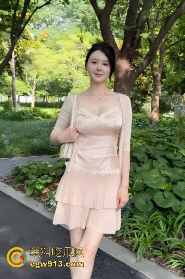 狠操饥渴难耐风骚婶婶，今天终于等到机会，猛插后入无套内射，骚穴白浆决堤涌出！-3