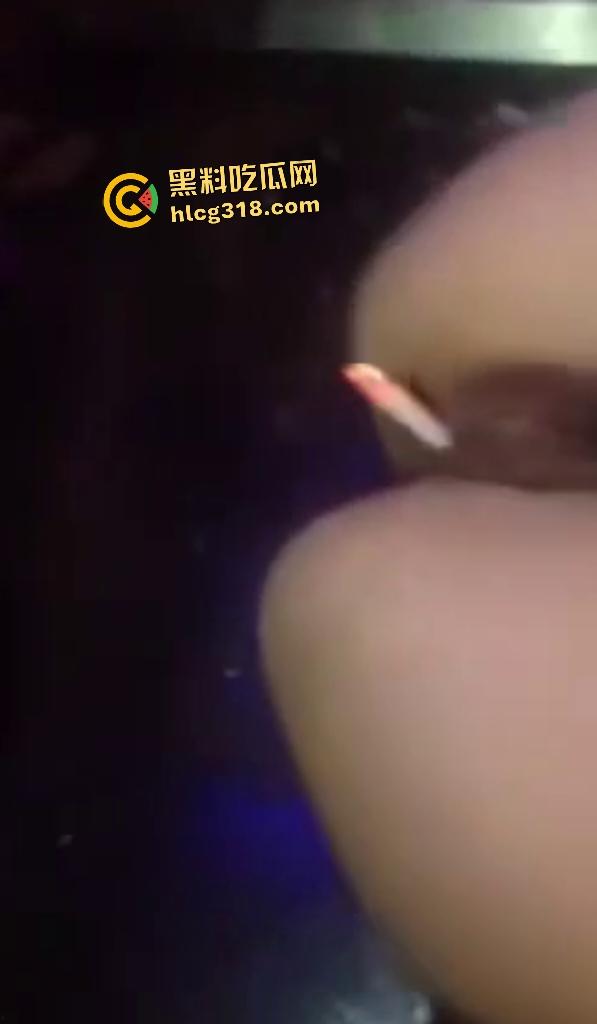 骚妇【柳洺】平日用震动棒插逼和做爱千锤百炼，终于练成神技，在KTV用逼抽烟，夹双烟吞云吐雾！-5