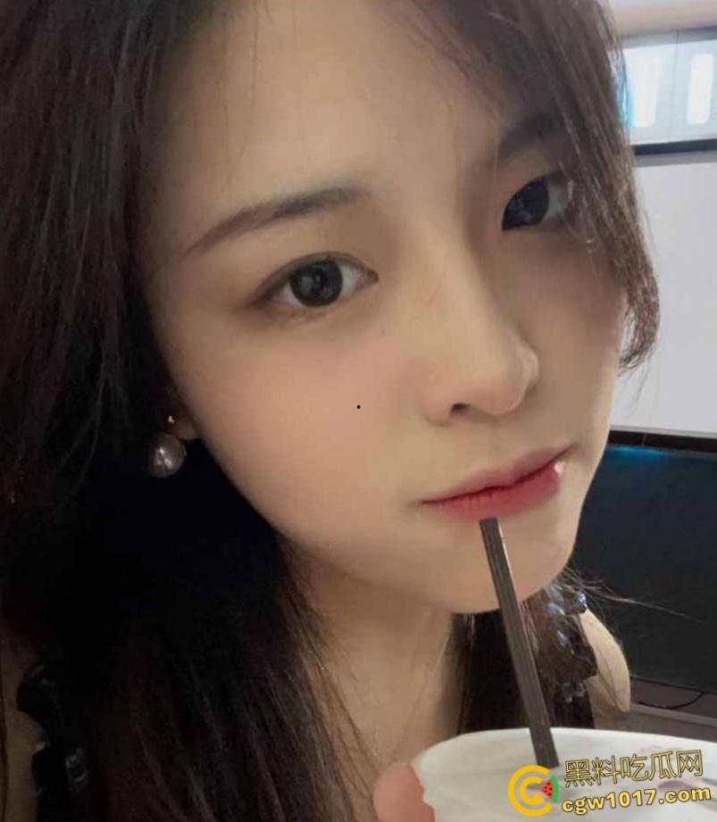 哈尔滨大学美女研究生，上课掀内衣露奶捏乳，扒开翘臀拍菊花小穴，被男友后入爆操，学历越高玩的越骚 !-3