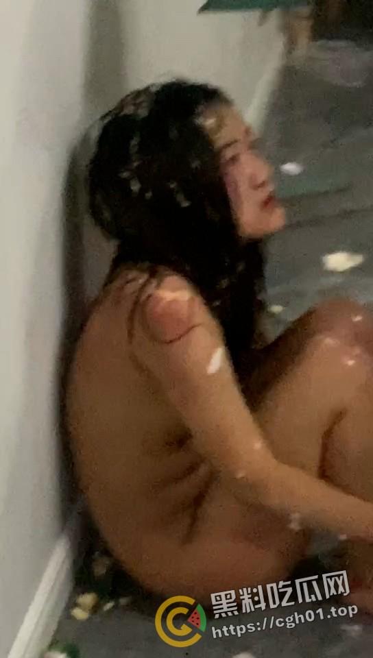 独家爆料!陕西渭南精神小妹为男模争风吃醋 被堵房间打骂 啤酒瓶塞逼 霸凌现场直达-7