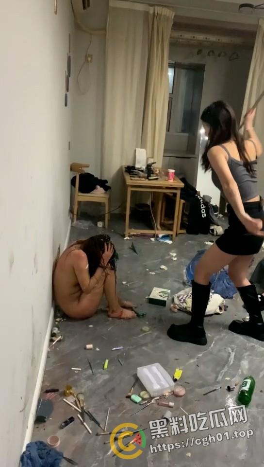 独家爆料!陕西渭南精神小妹为男模争风吃醋 被堵房间打骂 啤酒瓶塞逼 霸凌现场直达-9