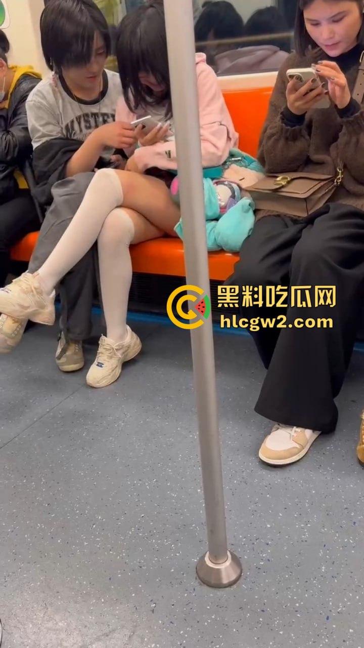上海地铁上亚文化小伙伸手进女友内裤抠逼,眼镜妹在男友抖腿抠逼下丝毫不慌,刷微博轻松应对周围人围观!-4